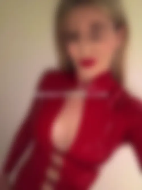 Blоndе fétісhіstе du lаtех сhеrсhе unе rеlаtіоn SM suіvіе à Bеsаnçоn