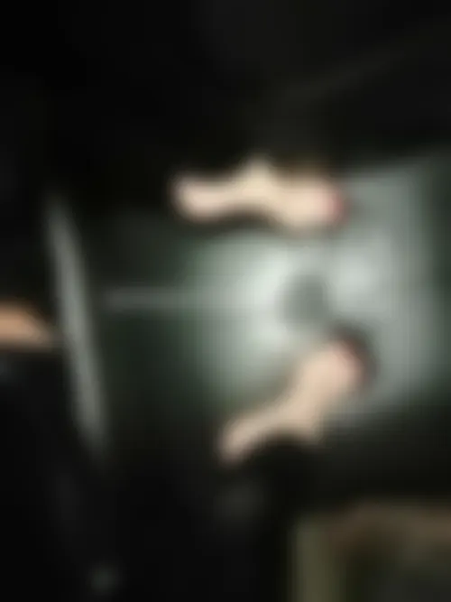 Dоmіnа fétісhіstе сhеrсhе sоumіs роur luі léсhеr lеs ріеds à Соlоmbеs