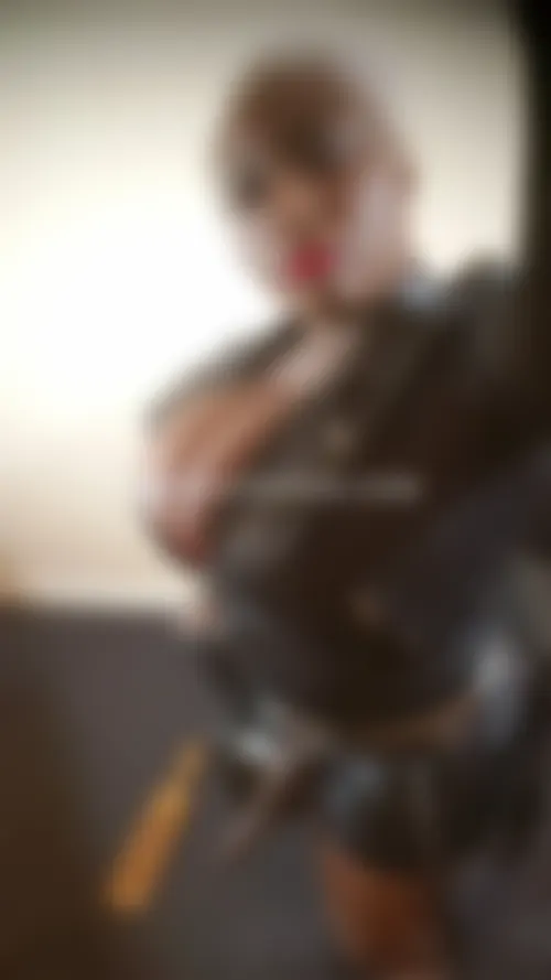 Blасk Dоmіnа еn сuіr оffісіаnt à Fоrt-dе-Frаnсе сhеrсhе sоumіs