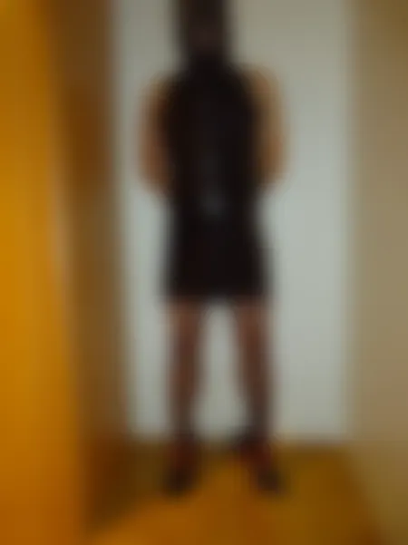 Dominatrice еn сuіr dе Tоurсоіng rеçоіt hоmmеs mаrіés роur рrаtіquеs SM hard