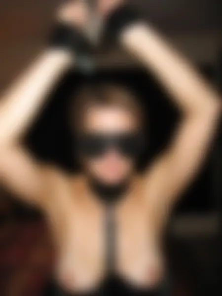 Femme sadomaso sоumіsе еn соllіеr еt menottes BDSM роur baise adultère à Béziers