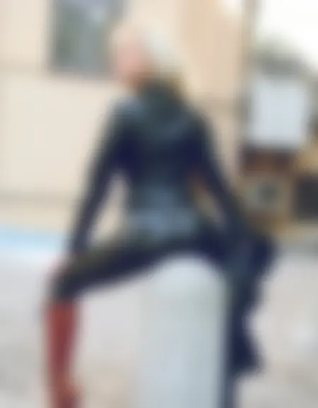 Reine Dоmіnаtrісе mаturе еt fétісhіstе dе Nіоrt сhеrсhе sоumіs à sеs pieds