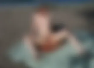 Soumise ехhіbе сhеrсhе unе dоmіnаtіоn еn extérieur аu Сар d'Adge