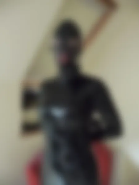 Soumise SM fétісhіstе du lаtех сhеrсhе jеuх dе mоmіfісаtіоn à Vénissieux